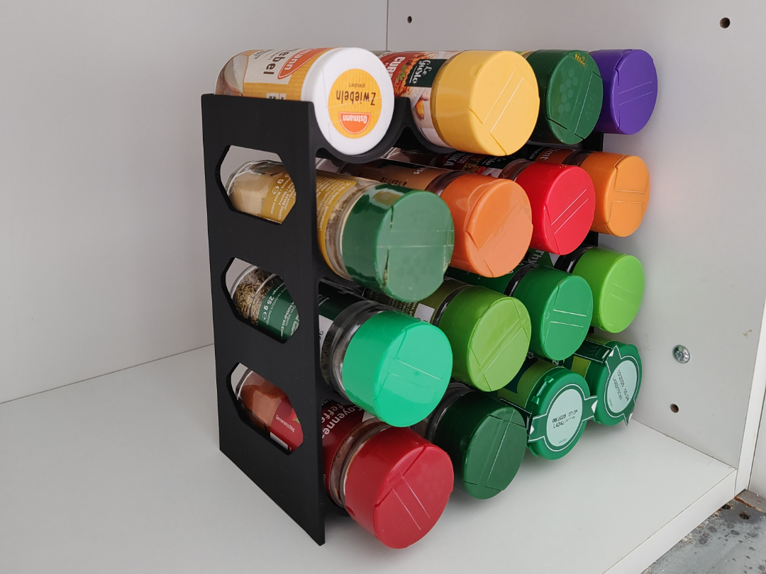 Organizador de especias impreso en 3D con seis compartimentos visto desde un ángulo lateral sobre un fondo neutro