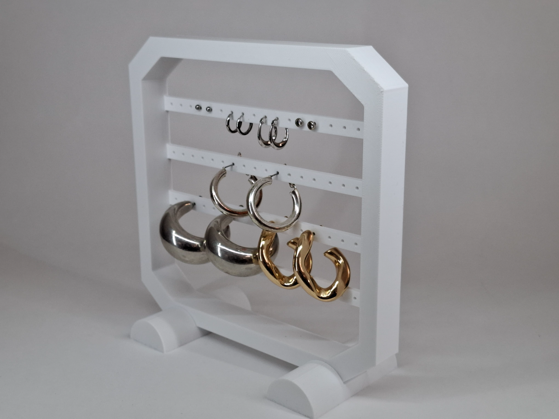 Vaciabolsillos impreso en 3D presentado desde un lado con compartimentos visibles y un fondo neutro