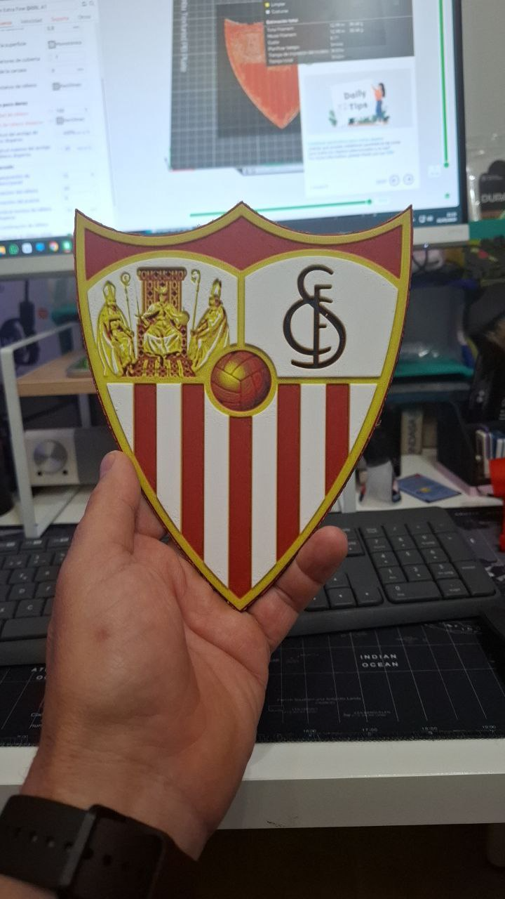 Organizador de especias impreso en 3D con seis compartimentos visto desde un ángulo lateral sobre un fondo neutro