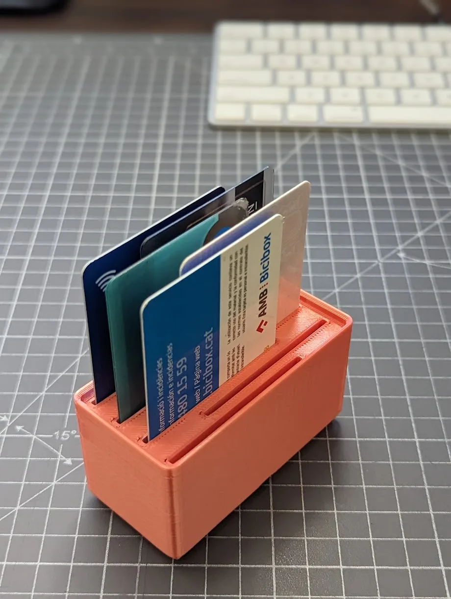 Vaciabolsillos impreso en 3D presentado desde un lado con compartimentos visibles y un fondo neutro