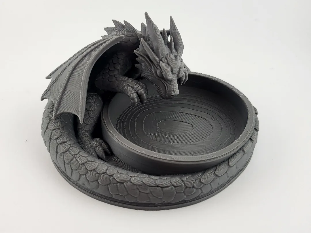 Vaciabolsillos impreso en 3D presentado desde un lado con compartimentos visibles y un fondo neutro